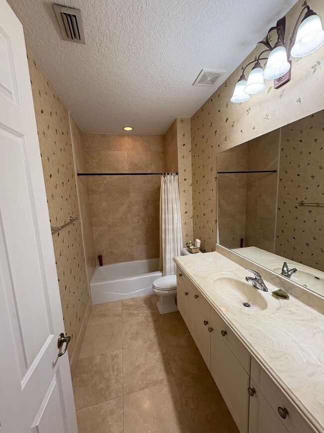 Building Photo - Spacious 3/3.5/3 Courtyard POOL home in Pa...