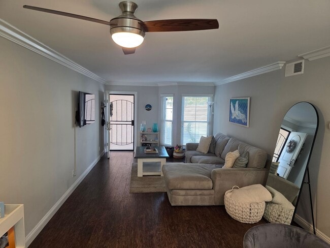 Building Photo - One month rental Fully furnished 1 bedroom...