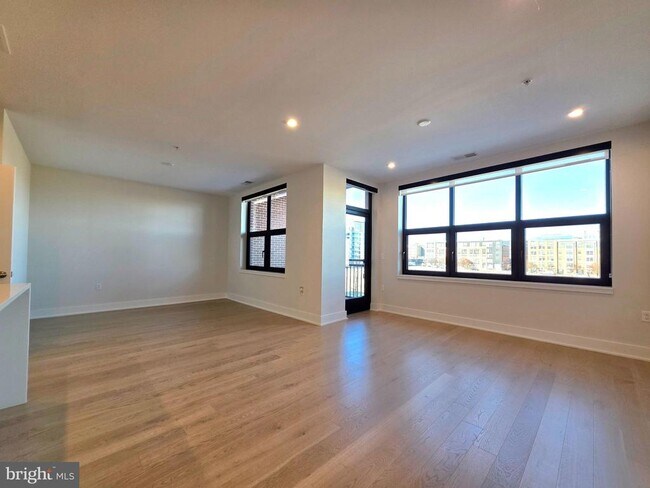 Building Photo - 737 Swann Ave