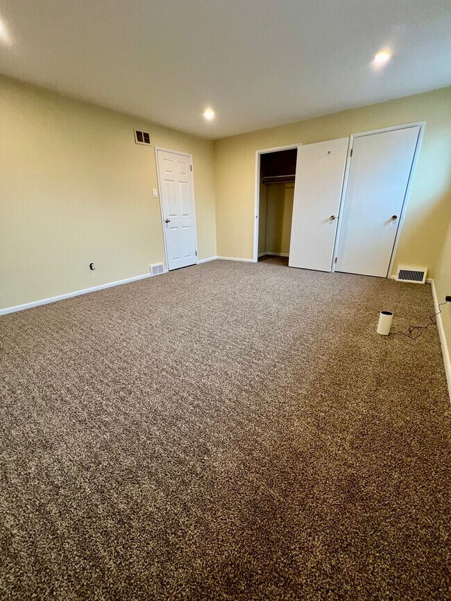 Building Photo - 3-Bedroom Townhome in Parkwood with Finished Basement! Available NOW!