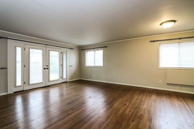 Building Photo - Darling 3 Bedroom With Hardwood Floors!