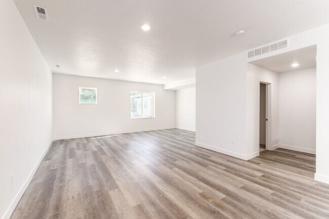 Building Photo - Gorgeous Brand New Townhome!