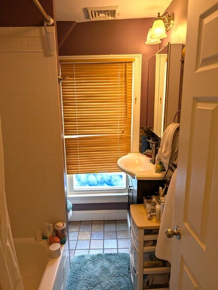 Building Photo - 636 Moody St