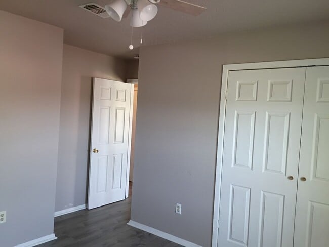 Building Photo - 901-903 Meadowlark Circle
