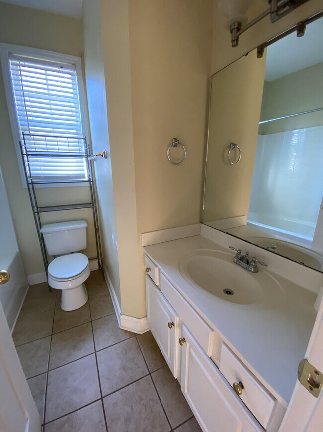 Building Photo - 208 Summergrass Dr