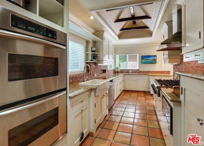 Building Photo - 3740 Lankershim Blvd