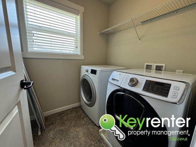 Building Photo - Unique Parkland 4 Bedroom 3 Bath Spacious ...