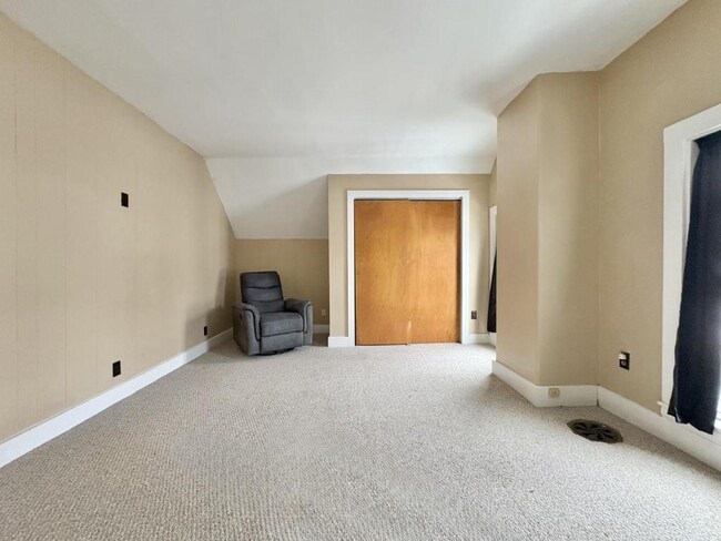 Building Photo - 14 Maple St