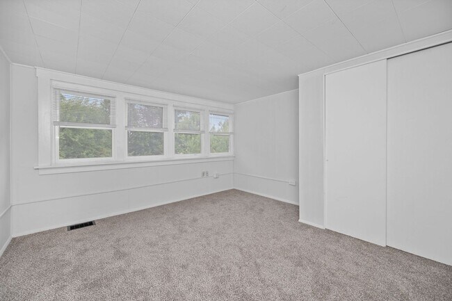 Building Photo - CHEVIOT- Charming 3 bedroom 1.5 bath