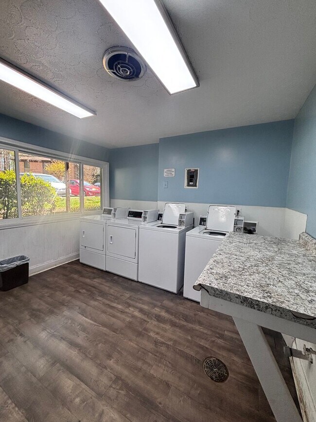 Building Photo - Great Location!