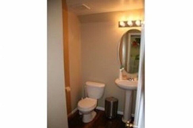 Building Photo - Lovely Gleneagle Charmer!