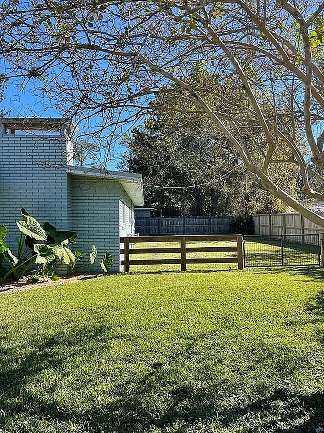 Building Photo - Modern Comfort Meets Classic Charm – Spacious Alachua Rental