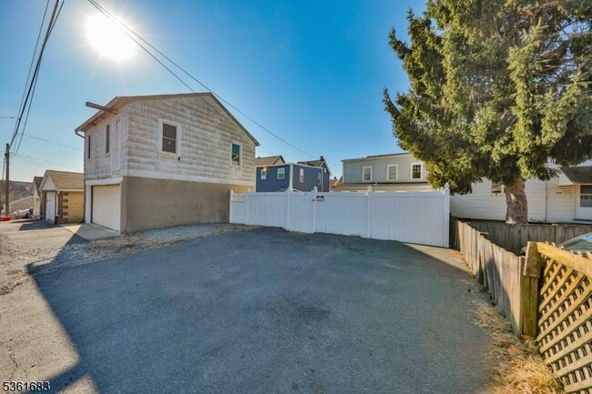 Building Photo - 171 Lewis St