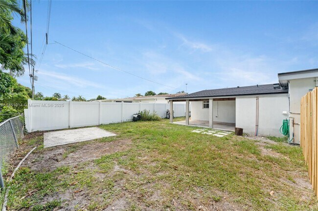Building Photo - 1111 NE 211th Terrace
