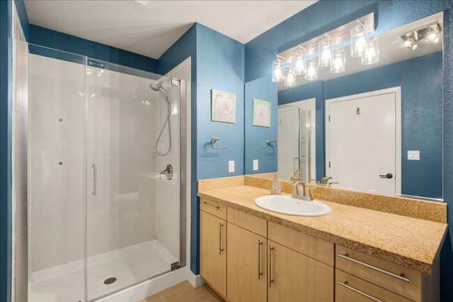 Building Photo - Top Floor 2 Bedroom Flat for Rent at Plant...