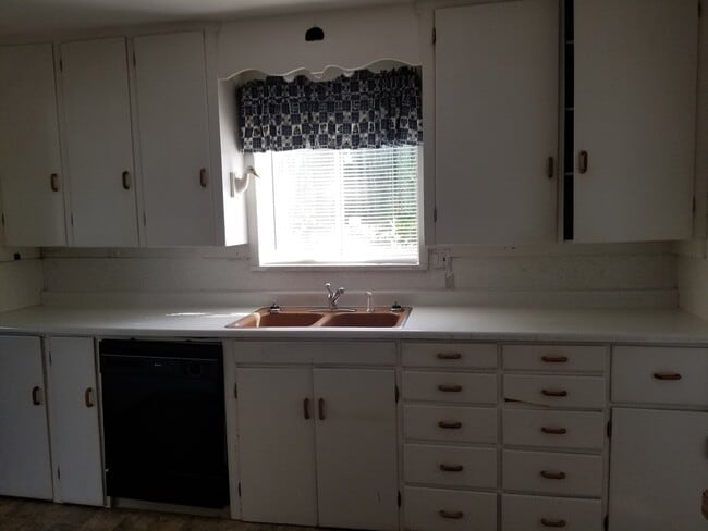 Building Photo - N. 24th Ave 2 bedroom House w/DOUBLE GARAGE!