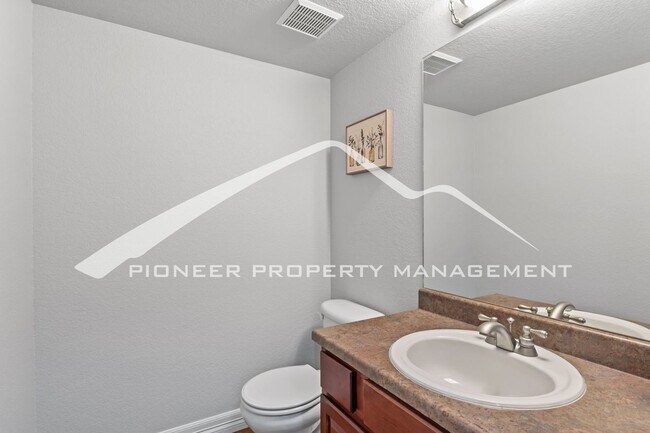 Building Photo - Low-Maintenance Living in Desirable West Side Neighborhood 5 bd, 2 car garage and AC