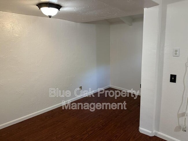 Building Photo - 422 W 17th St