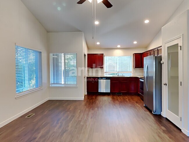 Building Photo - 10415 Red Fern Ct SE