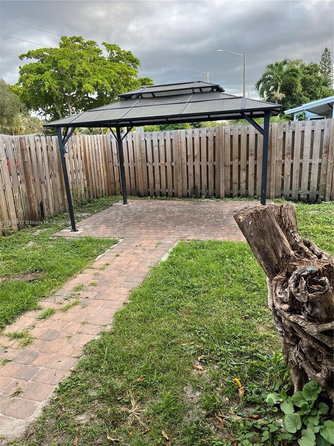 Building Photo - 1625 NW 9th Ave