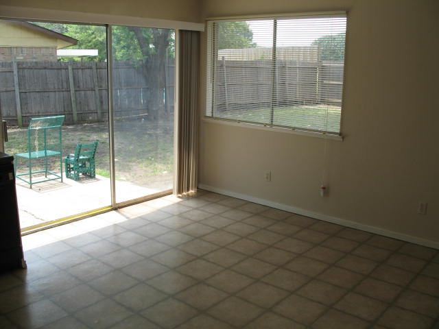 Building Photo - 102 Village Dr