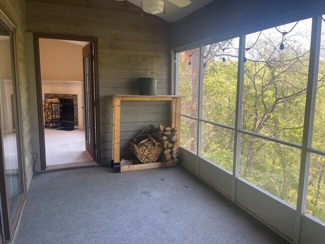Building Photo - Spacious 2 Bed, 2 Bath Townhouse in Prime Hickory Location – 1,322 Sq. Ft.