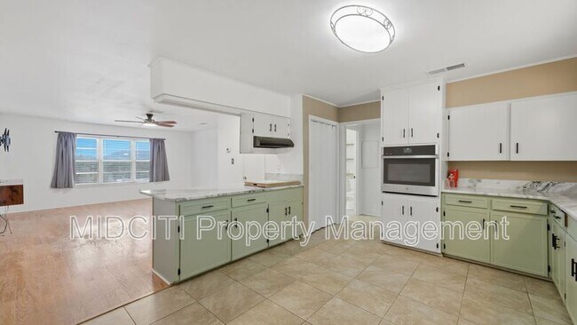 Building Photo - 701 Luehlfing Dr