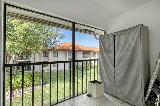 Building Photo - 300 E Club Cir