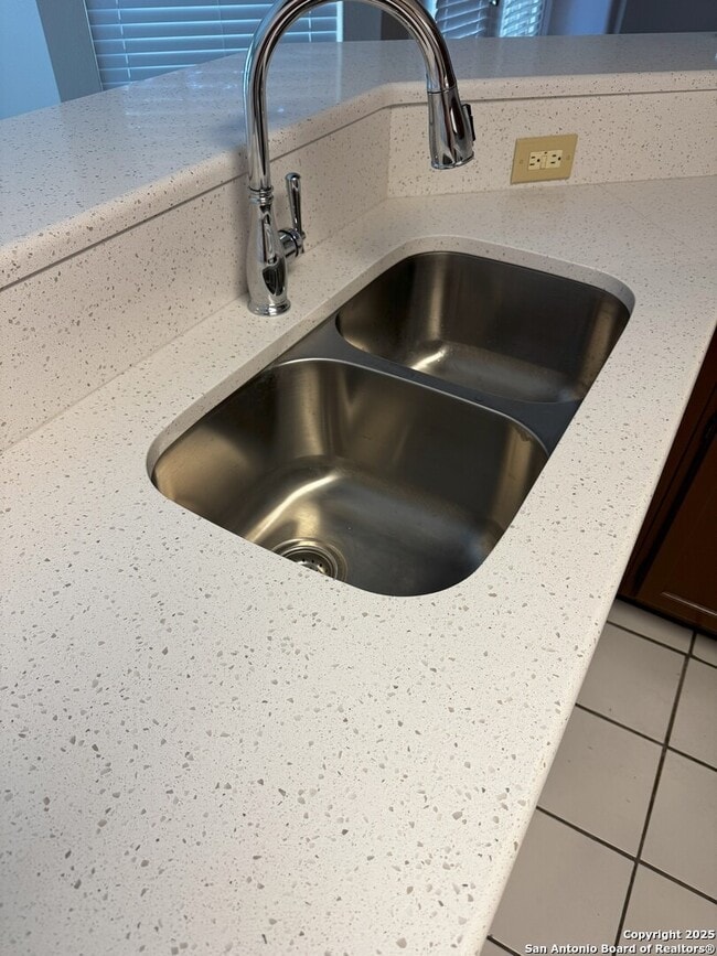 Building Photo - 10955 Wurzbach Rd