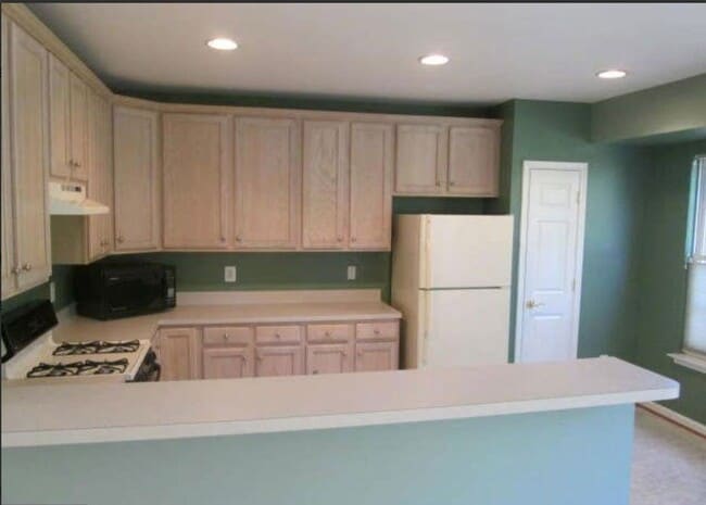 Building Photo - Beautiful 3 Bed 2 Bath 2 Half Bath Brick T...