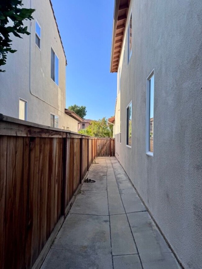 Building Photo - FOR LEASE: Stunning expansive 3 Bedroom Re...