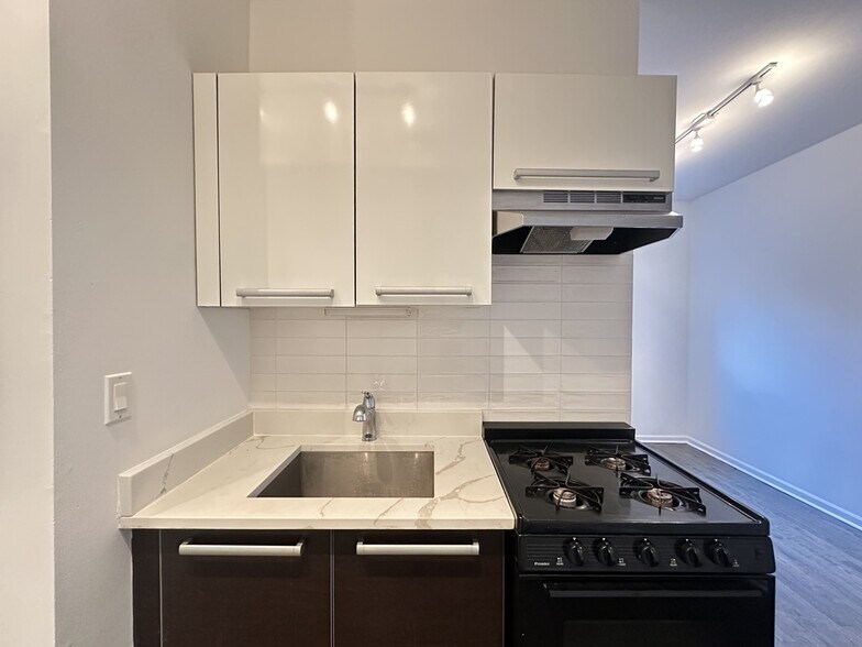 Building Photo - 5054 N Winthrop Ave