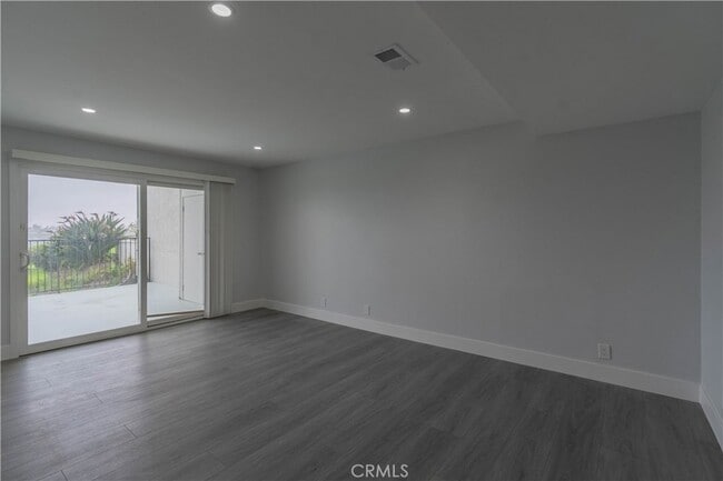 Building Photo - 633 Vista Bonita