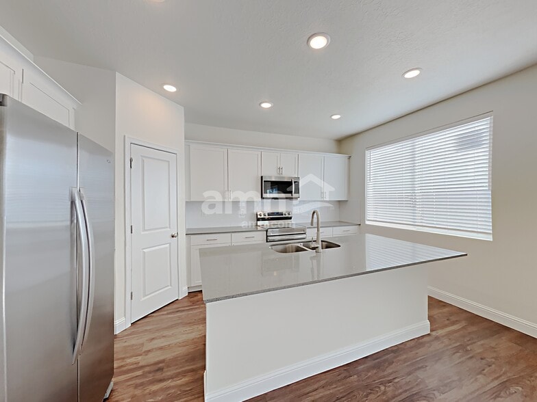 Building Photo - 2412 E Surry Way
