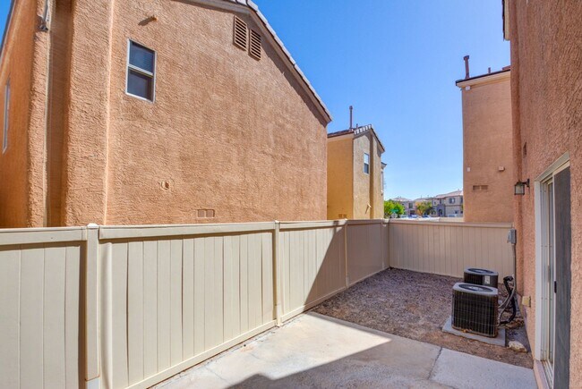 Building Photo - Beautiful two bedroom in great location