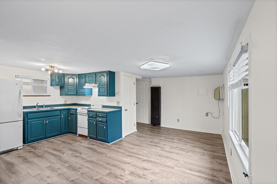 Living Room/Kitchen - 504 Blue Ridge Blvd