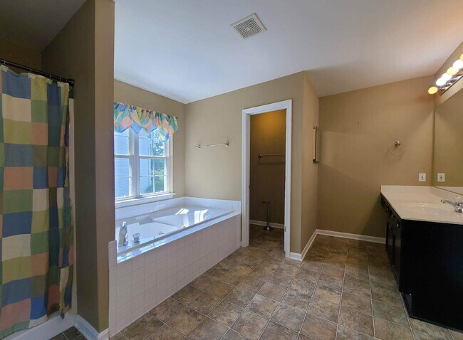 Building Photo - 5 BR, 4 BA Colonial in Lee's Hill