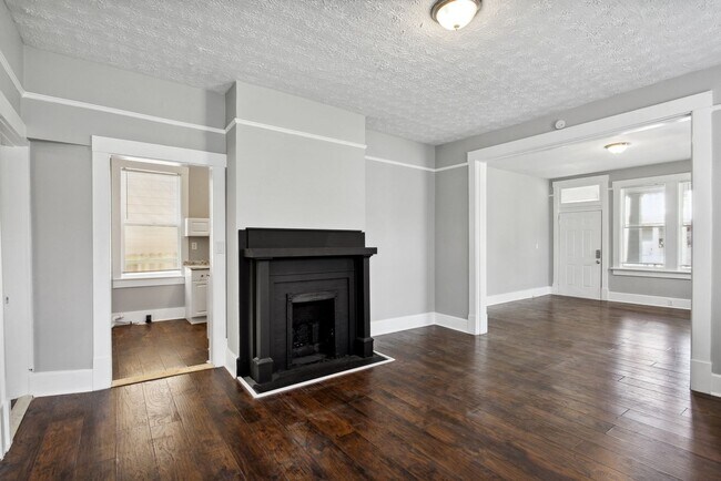 Building Photo - 1211