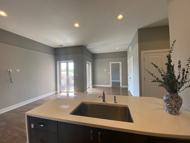 Building Photo - 5911 N Northwest Hwy