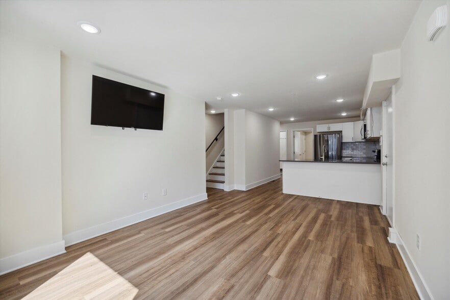 Primary Photo - 1519 N Sydenham St