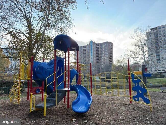 Building Photo - 10401 Grosvenor Pl