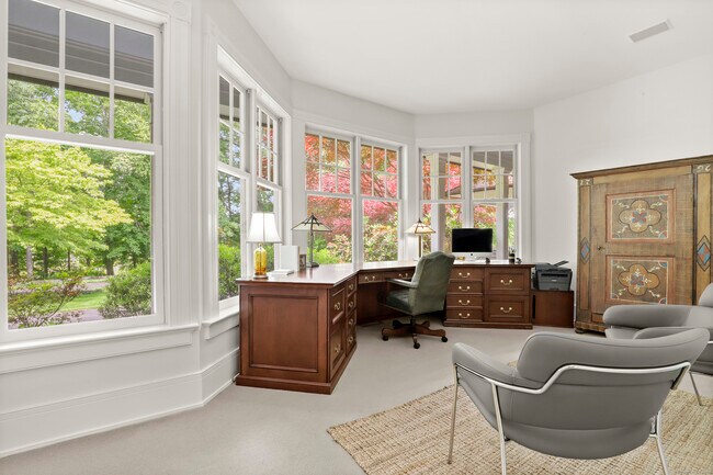 Building Photo - 7 Mayflower Ln