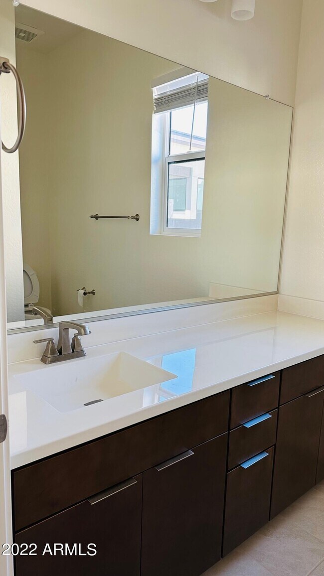 Building Photo - 943 E Paseo Way