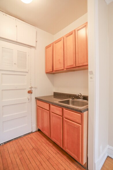 Primary Photo - 1361 W Greenleaf Ave