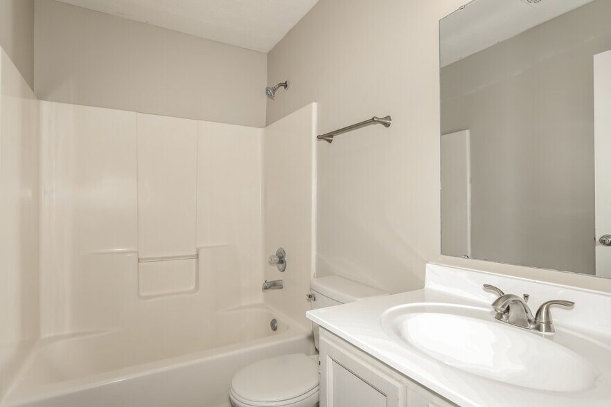 Building Photo - 1947 Mare Ave