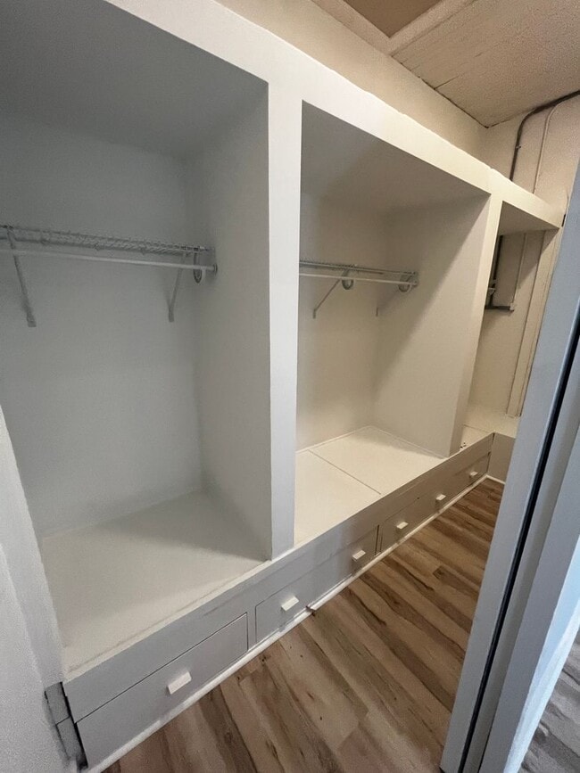 Building Photo - 5bd/2ba NEWLY remodeled brick ranch home. NO CATS.