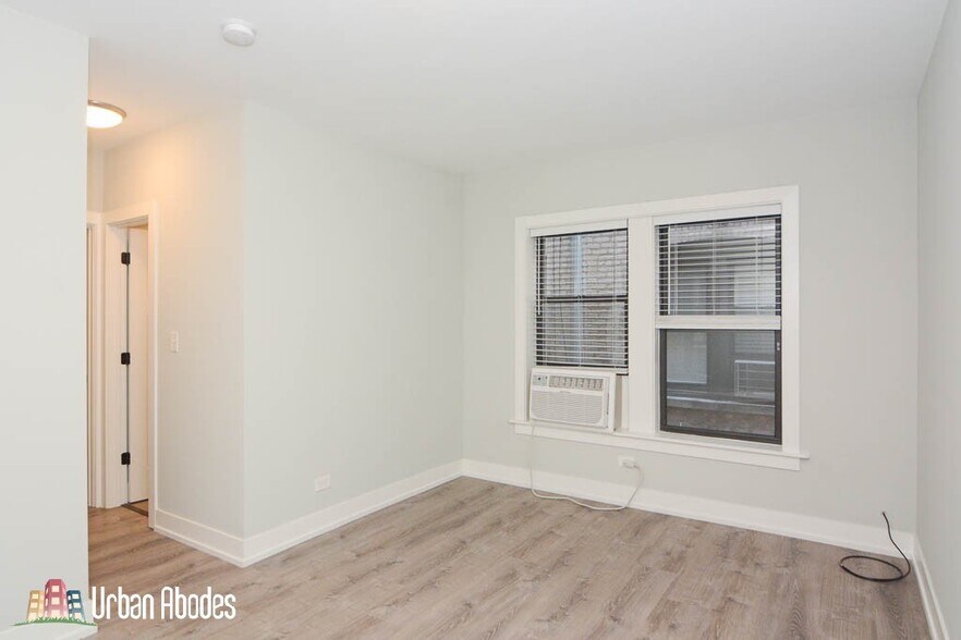 Building Photo - 711 W Brompton Ave