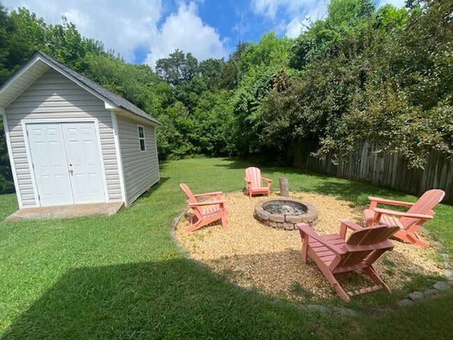 Building Photo - Updated 3 bed 2 bath house