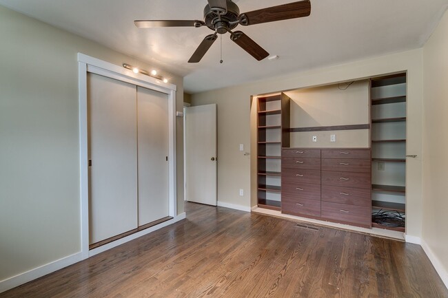 Building Photo - Seattle Home with HUGE yard in a Great Nei...