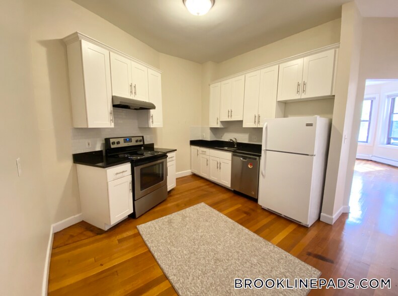 Building Photo - 1728 Beacon St
